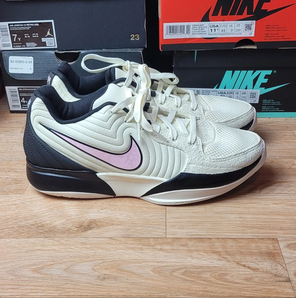 Nike Women's Cream and Pink Athletic Shoes